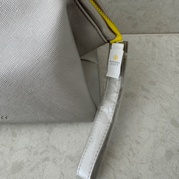 NWT - Kendra Scott - Cosmetics/Dopp Kit,  Silver/Champagne Color - Picture 2 of 6